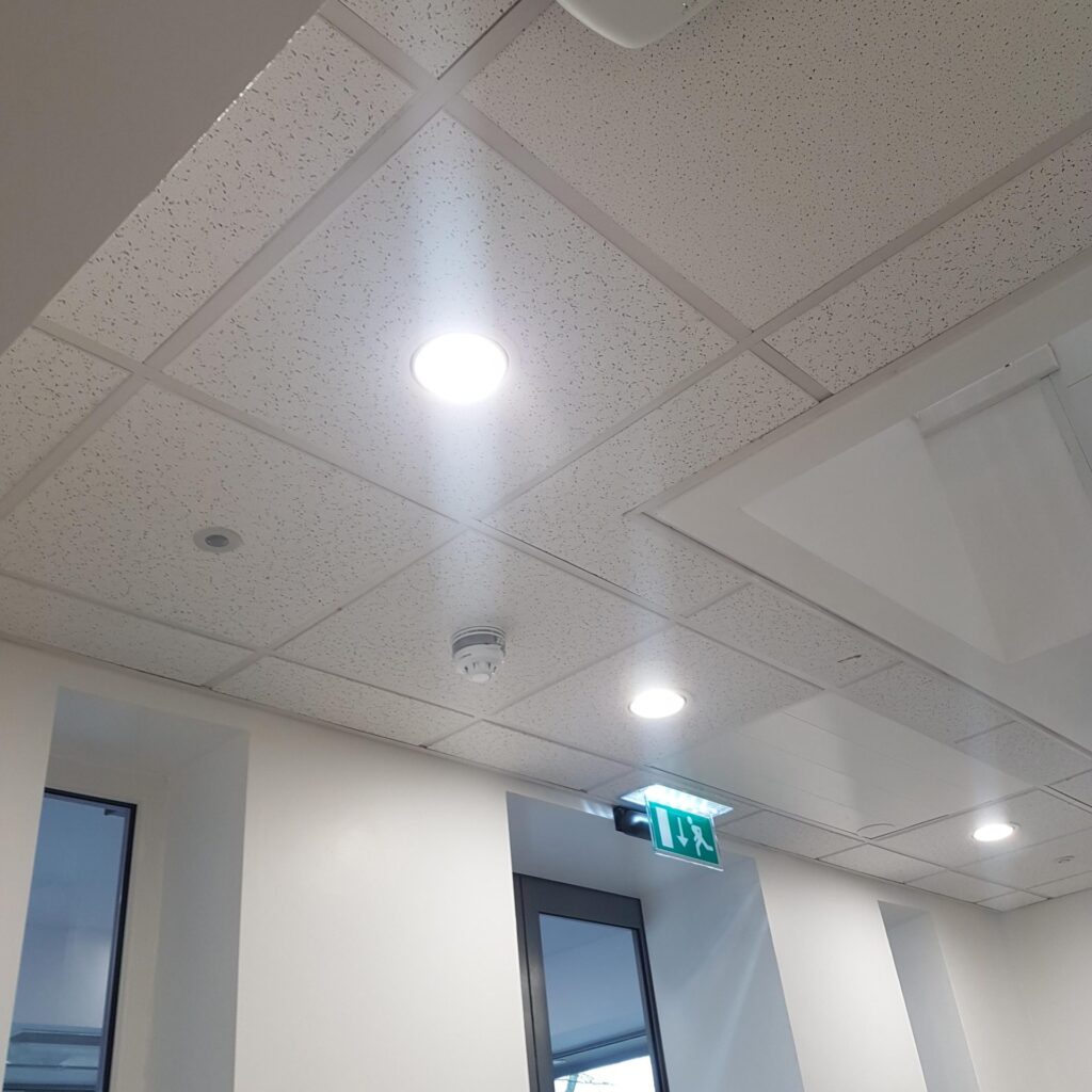 Suspended ceiling with ceiling tiles