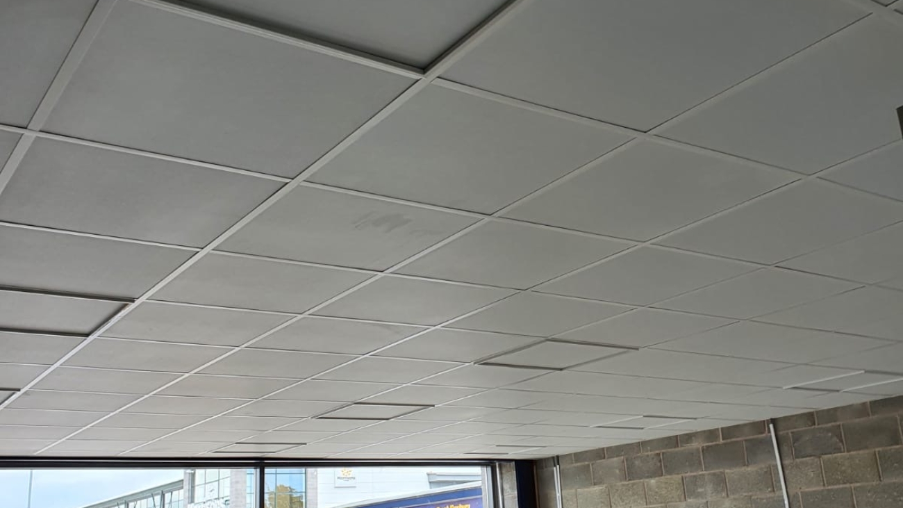 Suspended ceiling with ceiling tiles